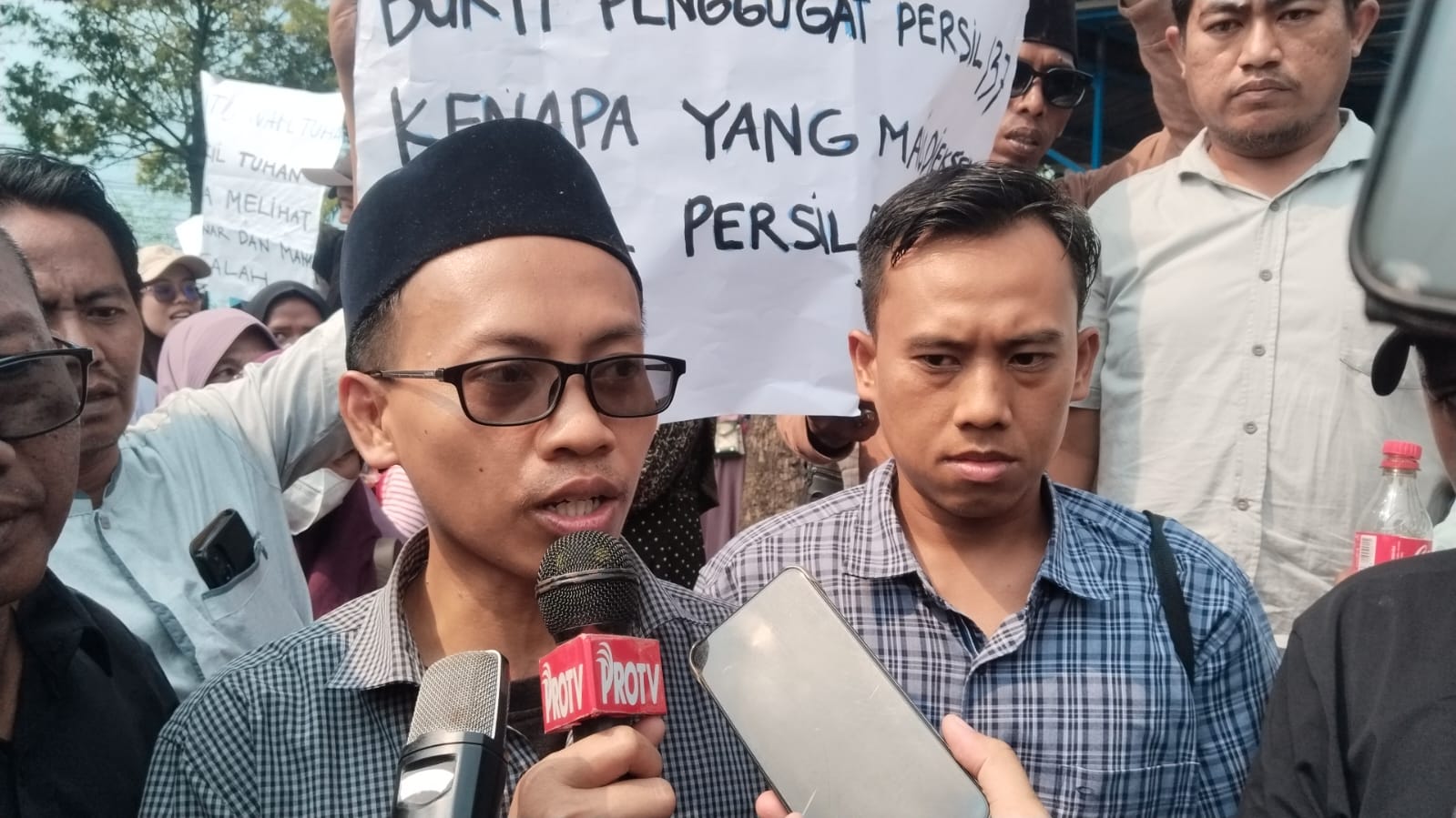 Massa Desak PN Kraksaan Hentikan Eksekusi Tanah Persil 9