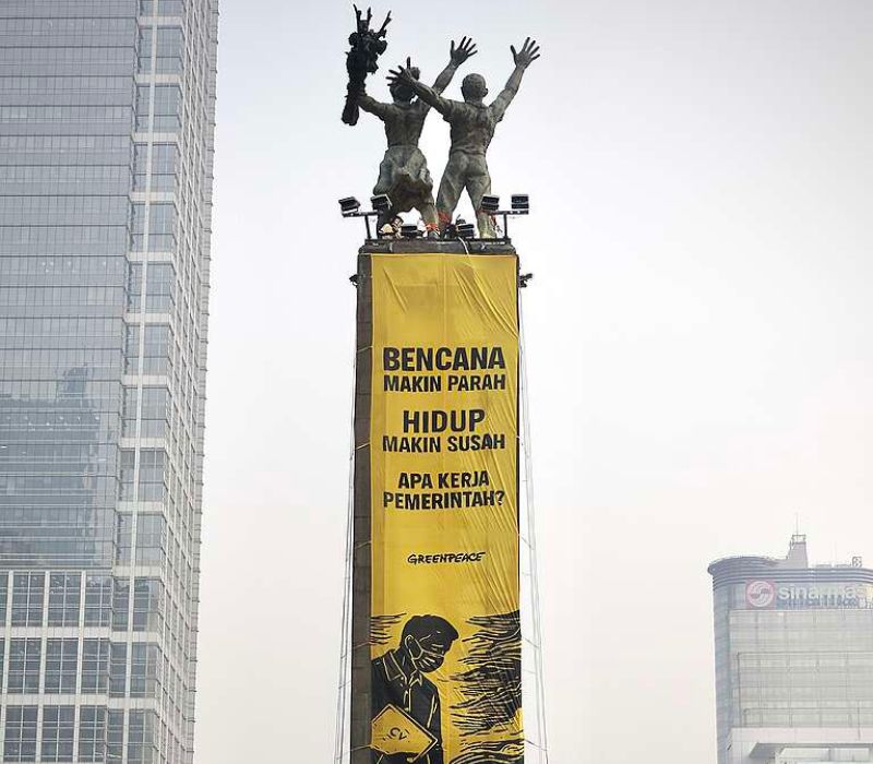 Enam Aktivis Greenpeace Dievakuasi dari Patung Bundaran HI, Polisi Siapkan Enam Ambulans
