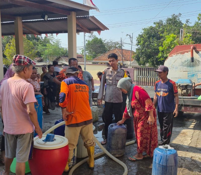 Polsek Tegalsiwalan dan BPBD Probolinggo Salurkan Air Bersih untuk Warga
