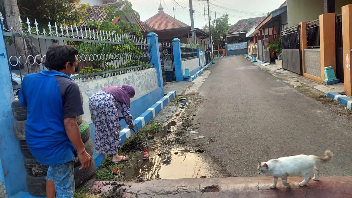 Lima Tahun Pipa Diduga Bocor, Jalan Gang Bayusari Probolinggo Terus Tergenang