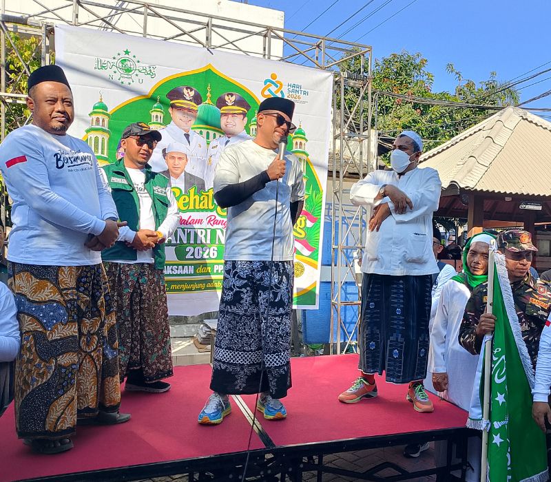 Ribuan Santri Ikuti Jalan Sehat Bersarung, Gus Haris: Jangan Lupakan Identitas Santri