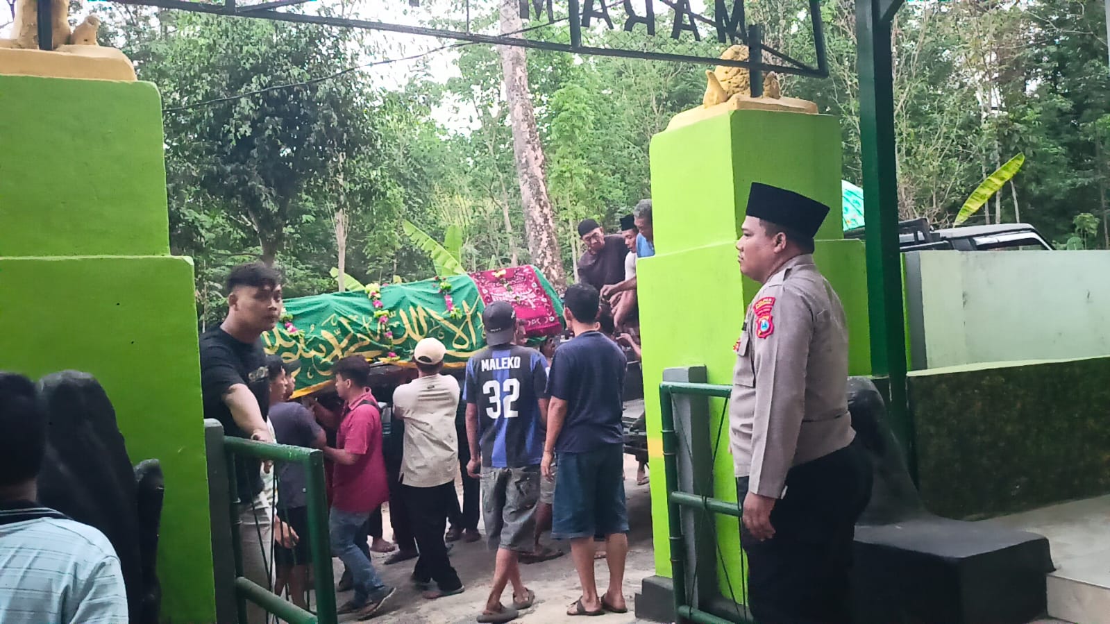 Polres Probolinggo Dampingi Keluarga Korban Karhutla hingga Pemakaman